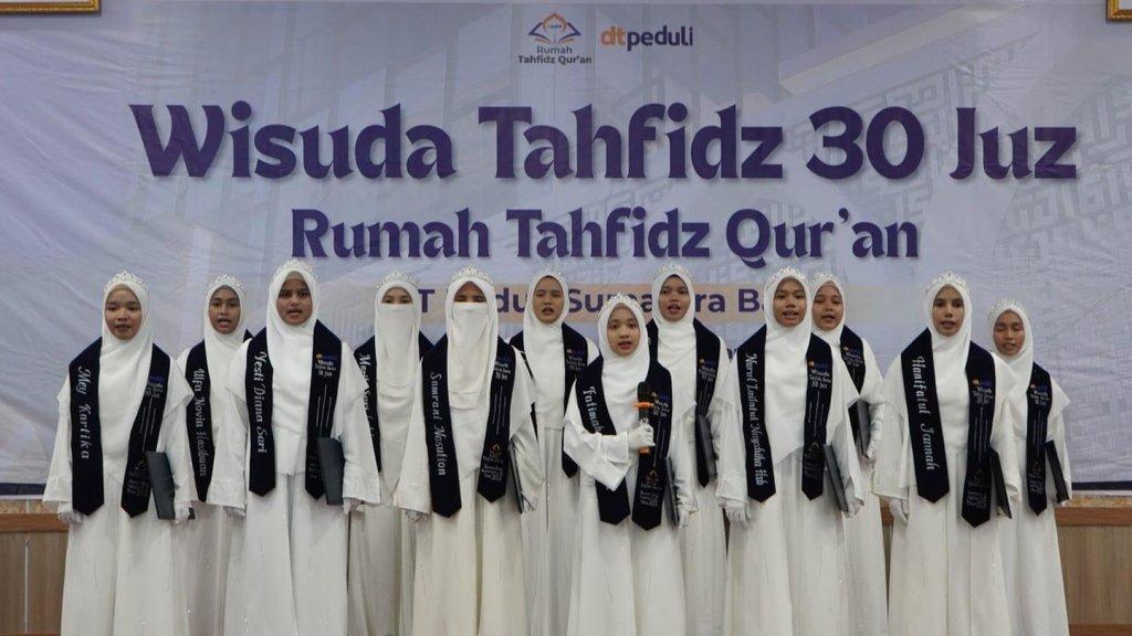 Dua Belas Santri RTQ DT Peduli Sumbar Resmi Diwisuda, Momentum Lahirnya Generasi Penjaga Al-Qur’an  - Cover Image